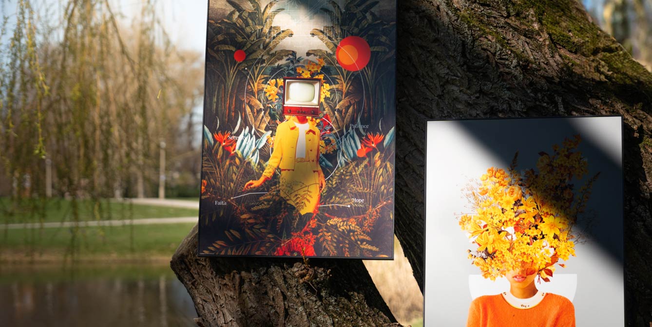 Due stampe surrealiste appese a un albero nel parco – a sinistra: figura con televisore al posto della testa in paesaggio tropicale, a destra: ritratto con fiori gialli al posto del volto