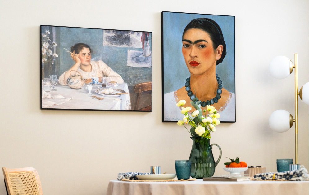 Sala da pranzo con due poster