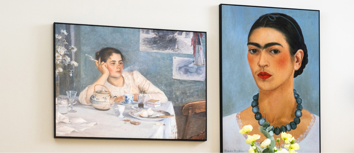 Sala da pranzo con due poster