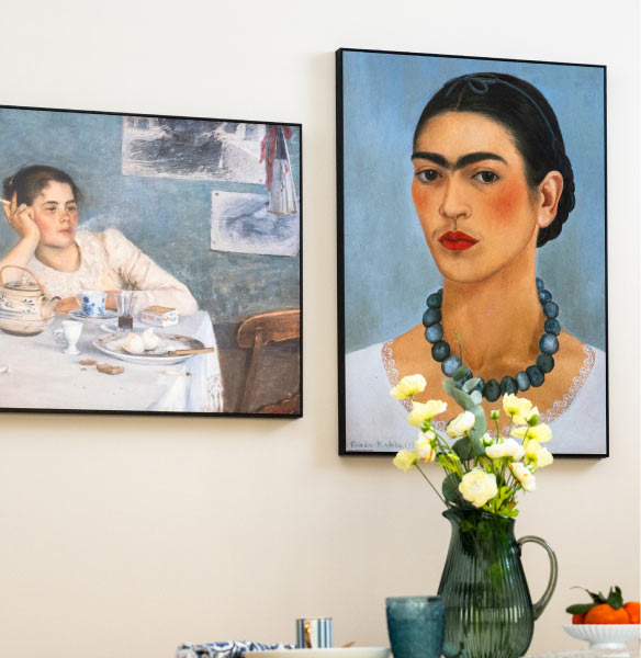 Sala da pranzo con due poster
