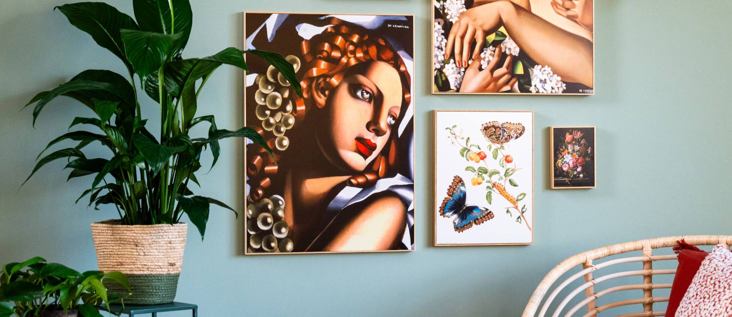 Gallery wall con stampe incorniciate