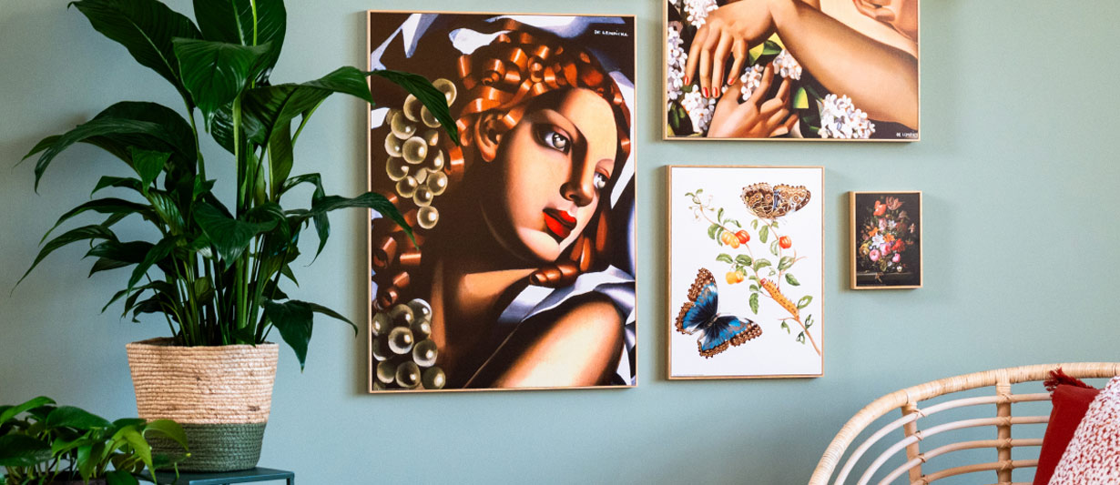 Gallery wall con stampe incorniciate